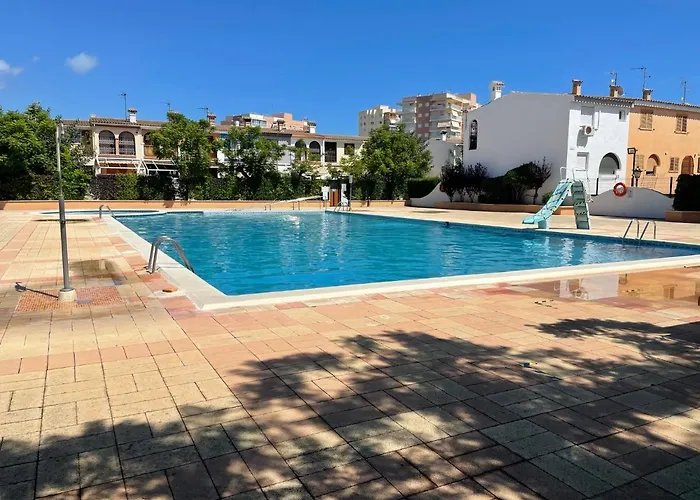 Adosado Con Piscina Y Tenis